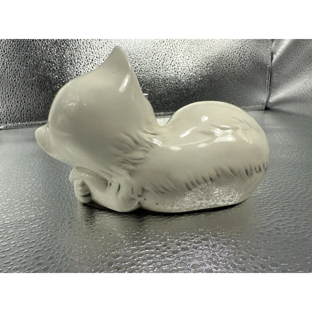 Unmarked  ceramic white cat figurine‎